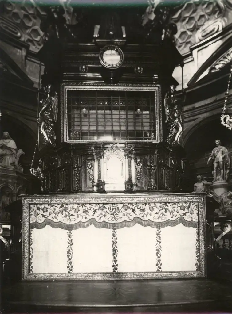 The altar of the Guarini chapel before the fire of 1997, photographed about 1928, with the reliquary above it.